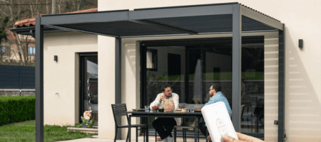Moottoroitu bioklimatinen pergola